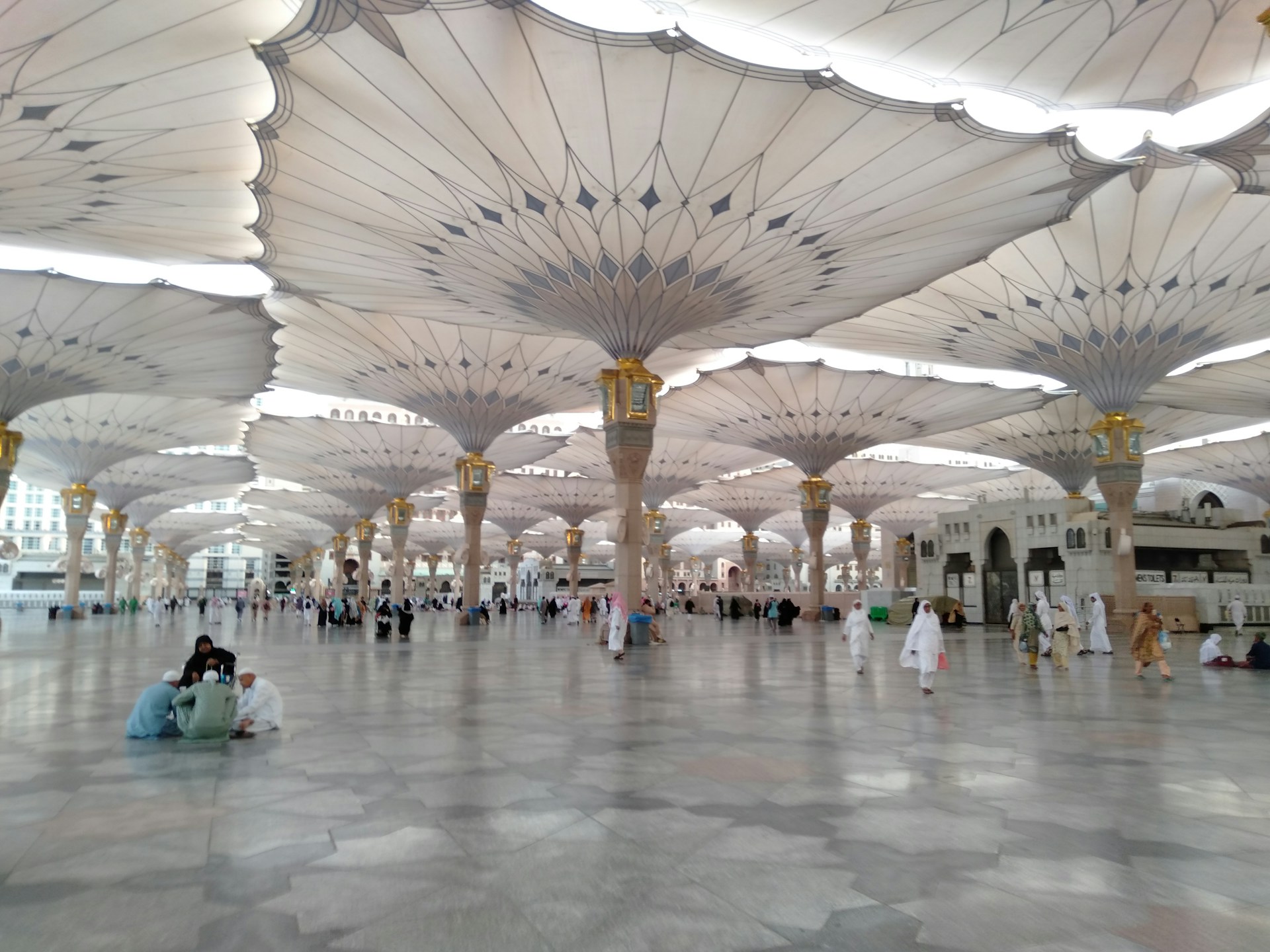 Pelataran Masjid Nabawi di bawah payung raksasa